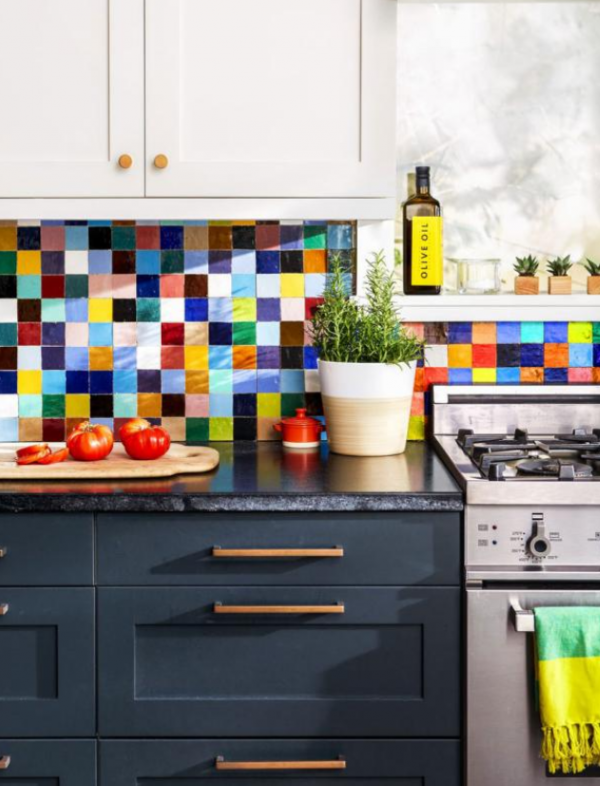 Dapur dengan backsplash berwarna-warni